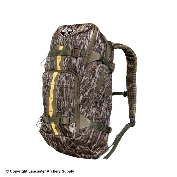 Bow hunting top backpack with quiver